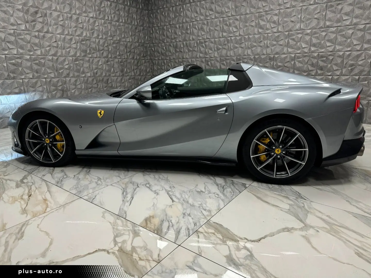 FERRARI 812 GTS -V12   CARBON-LIFT-CAMERA