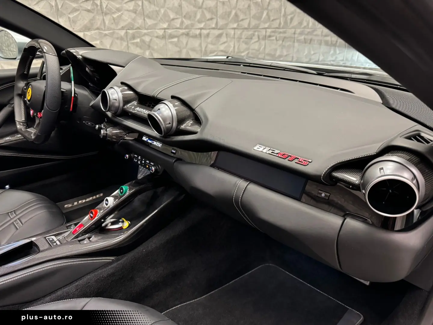 FERRARI 812 GTS -V12   CARBON-LIFT-CAMERA