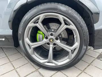 LAMBORGHINI Urus S 4.0 V8 Sport   1. Hand