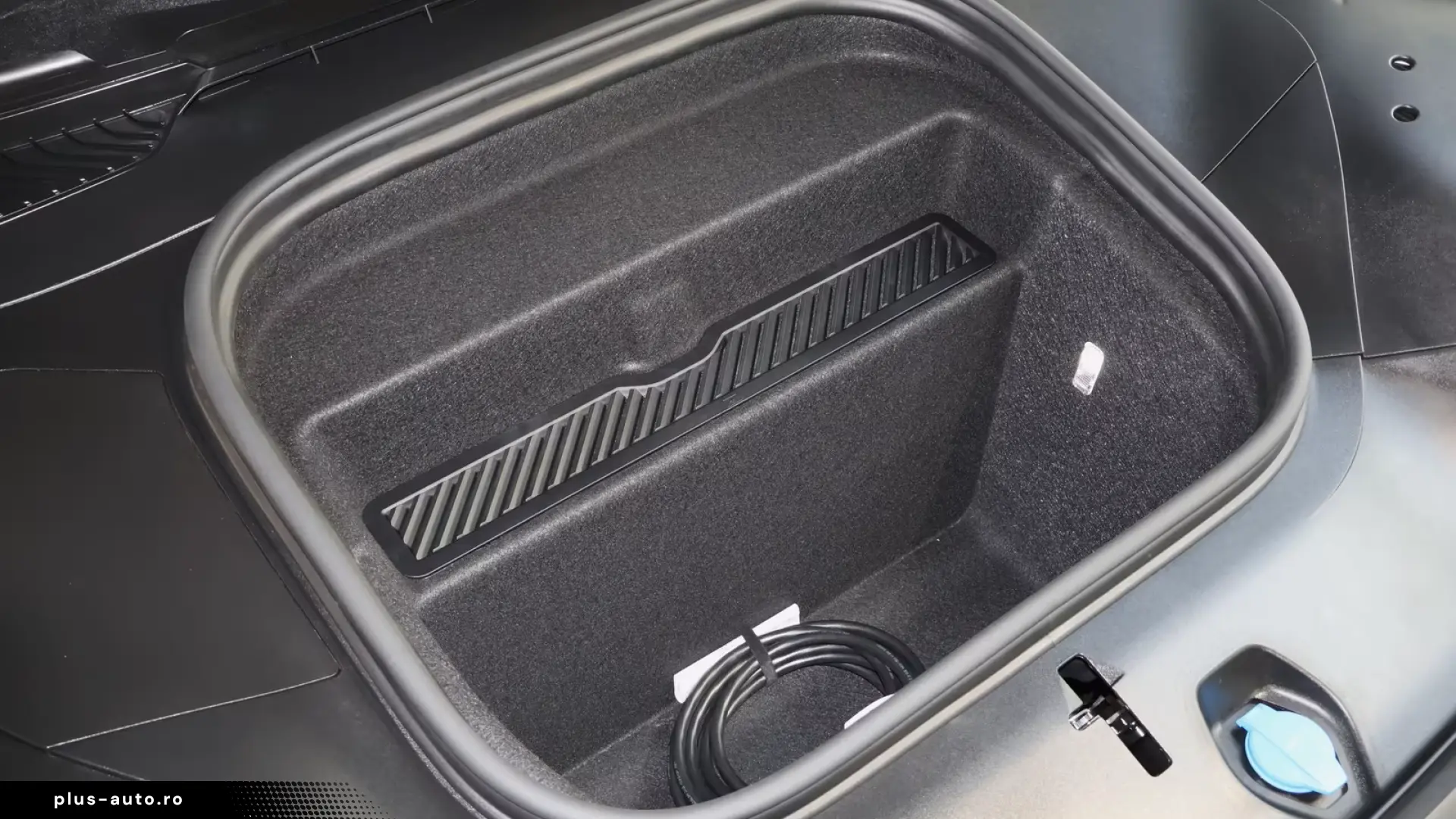 Porsche Cayenne Turbo Electric ActiveRide;HD-Matrix;