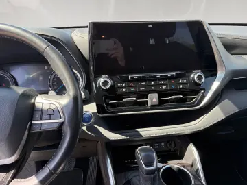 TOYOTA Highlander 2.5 Hybrid 5-Türer Luxury 7-Sitzer AU