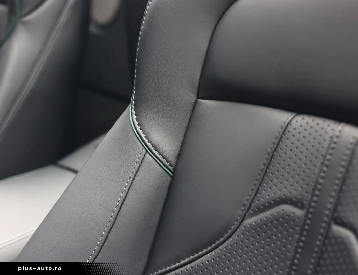 ASTON MARTIN Vantage Roadster 4.0 V8   Malachite - B&W