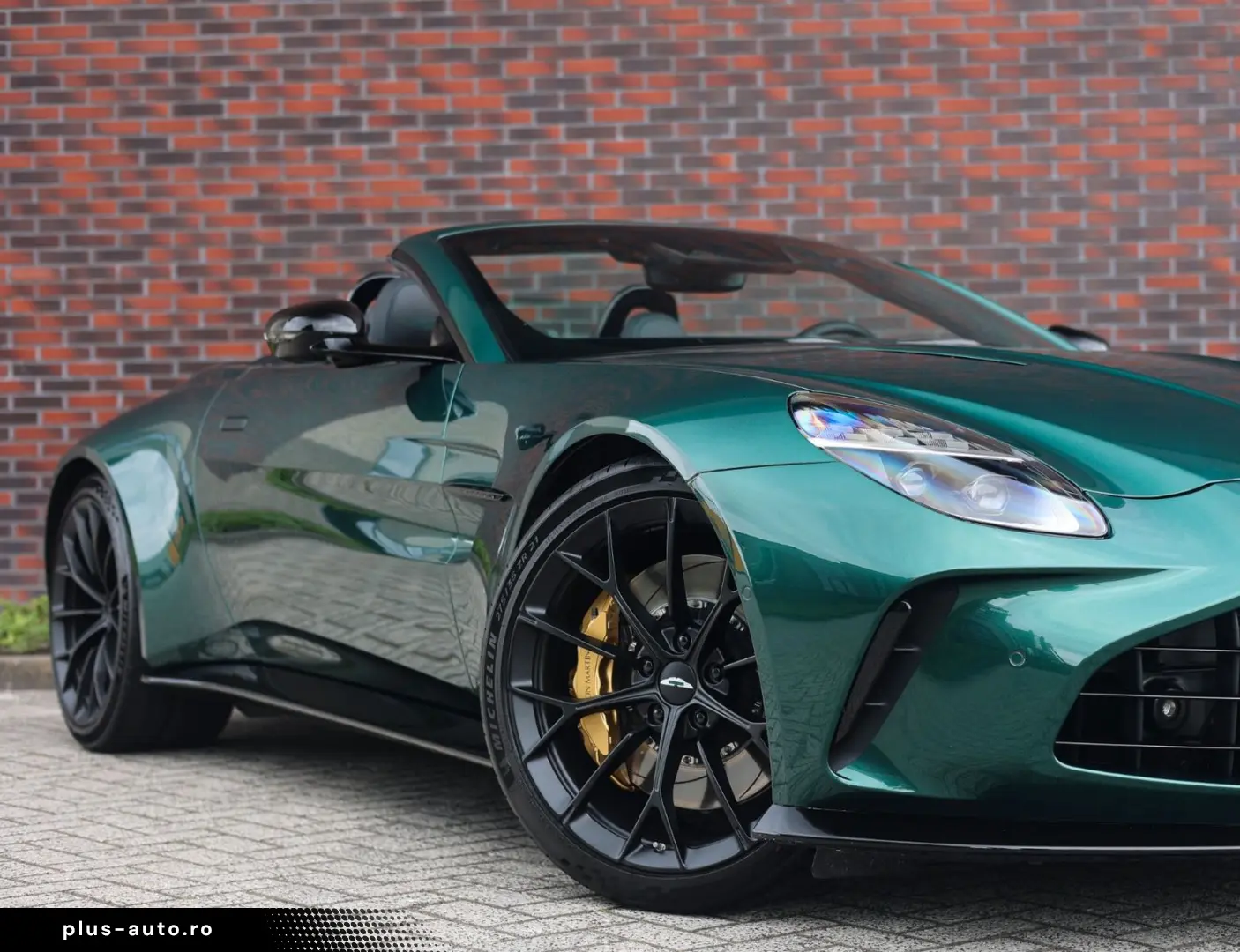 ASTON MARTIN Vantage Roadster 4.0 V8   Malachite - B&W