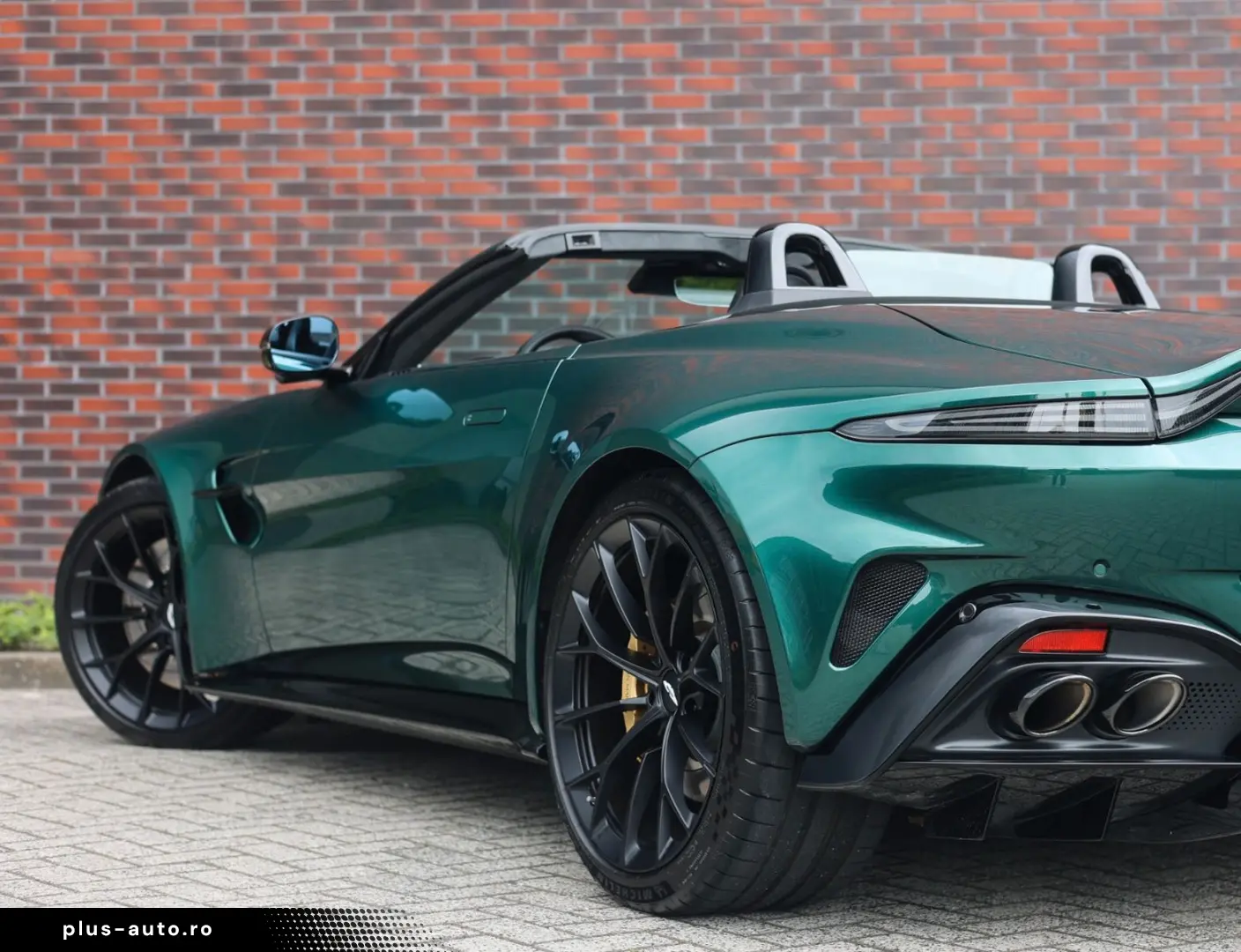 ASTON MARTIN Vantage Roadster 4.0 V8   Malachite - B&W