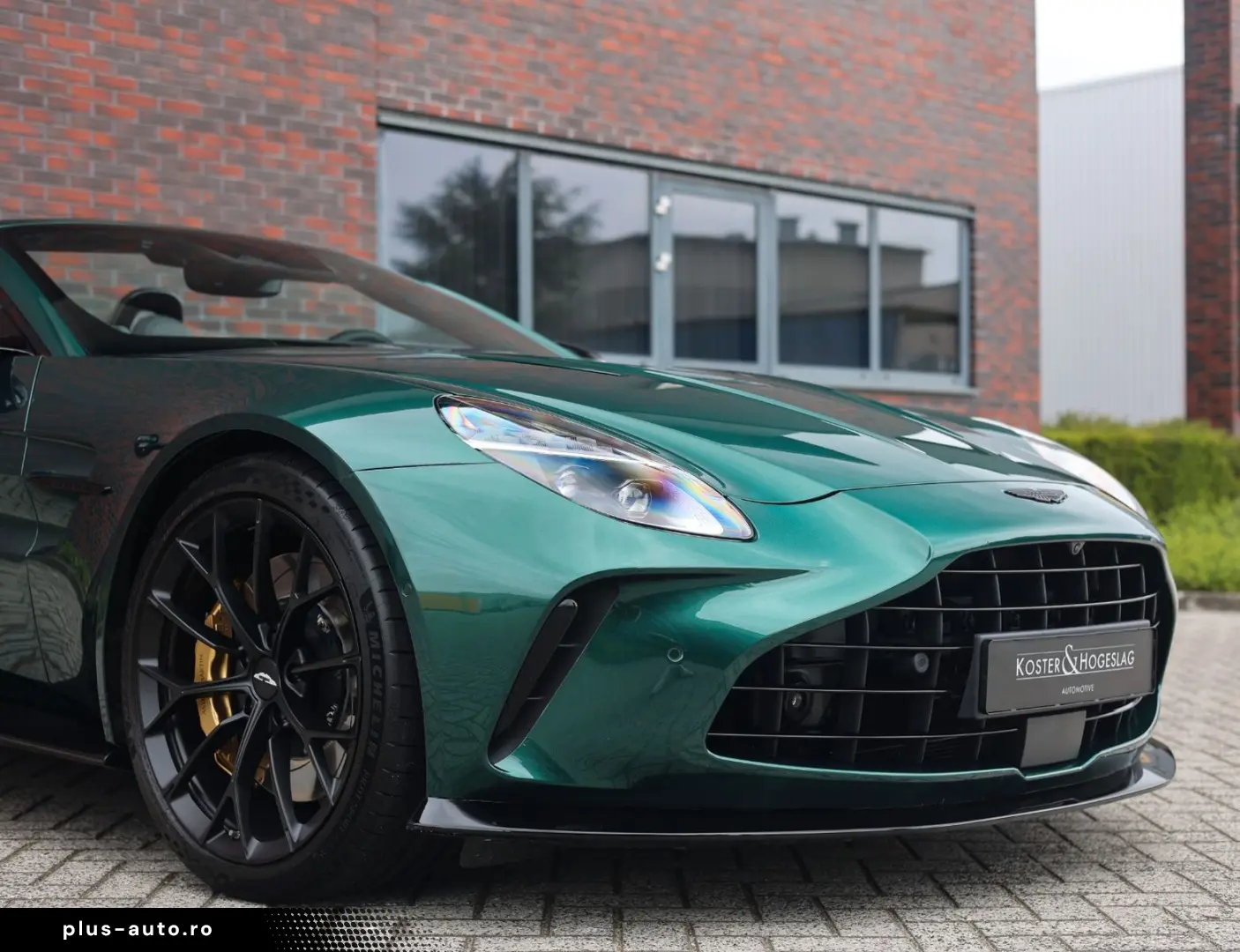 ASTON MARTIN Vantage Roadster 4.0 V8   Malachite - B&W