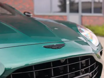 ASTON MARTIN Vantage Roadster 4.0 V8   Malachite - B&W