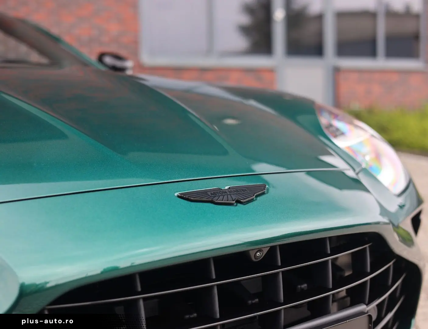 ASTON MARTIN Vantage Roadster 4.0 V8   Malachite - B&W