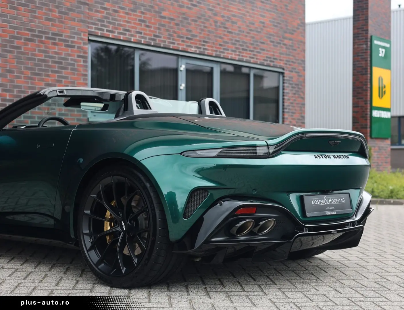 ASTON MARTIN Vantage Roadster 4.0 V8   Malachite - B&W