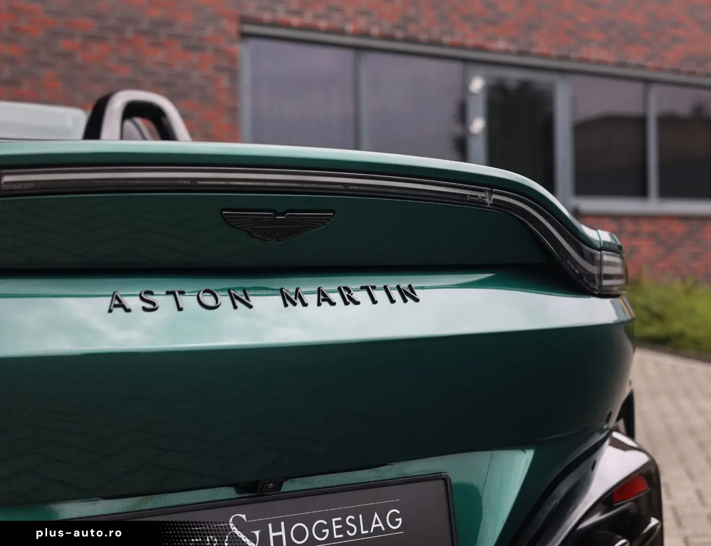 ASTON MARTIN Vantage Roadster 4.0 V8   Malachite - B&W