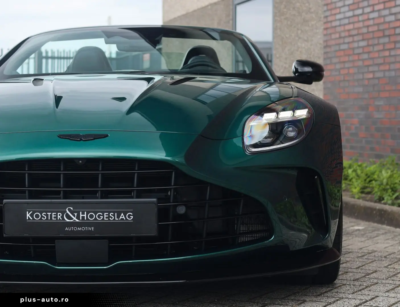 ASTON MARTIN Vantage Roadster 4.0 V8   Malachite - B&W