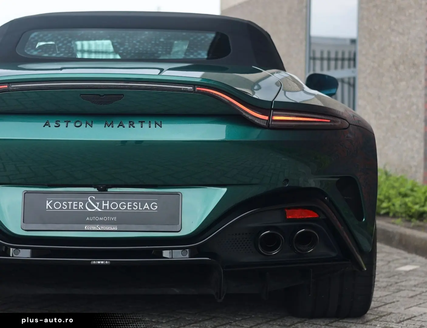 ASTON MARTIN Vantage Roadster 4.0 V8   Malachite - B&W