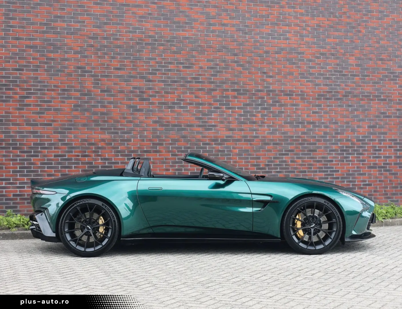 ASTON MARTIN Vantage Roadster 4.0 V8   Malachite - B&W