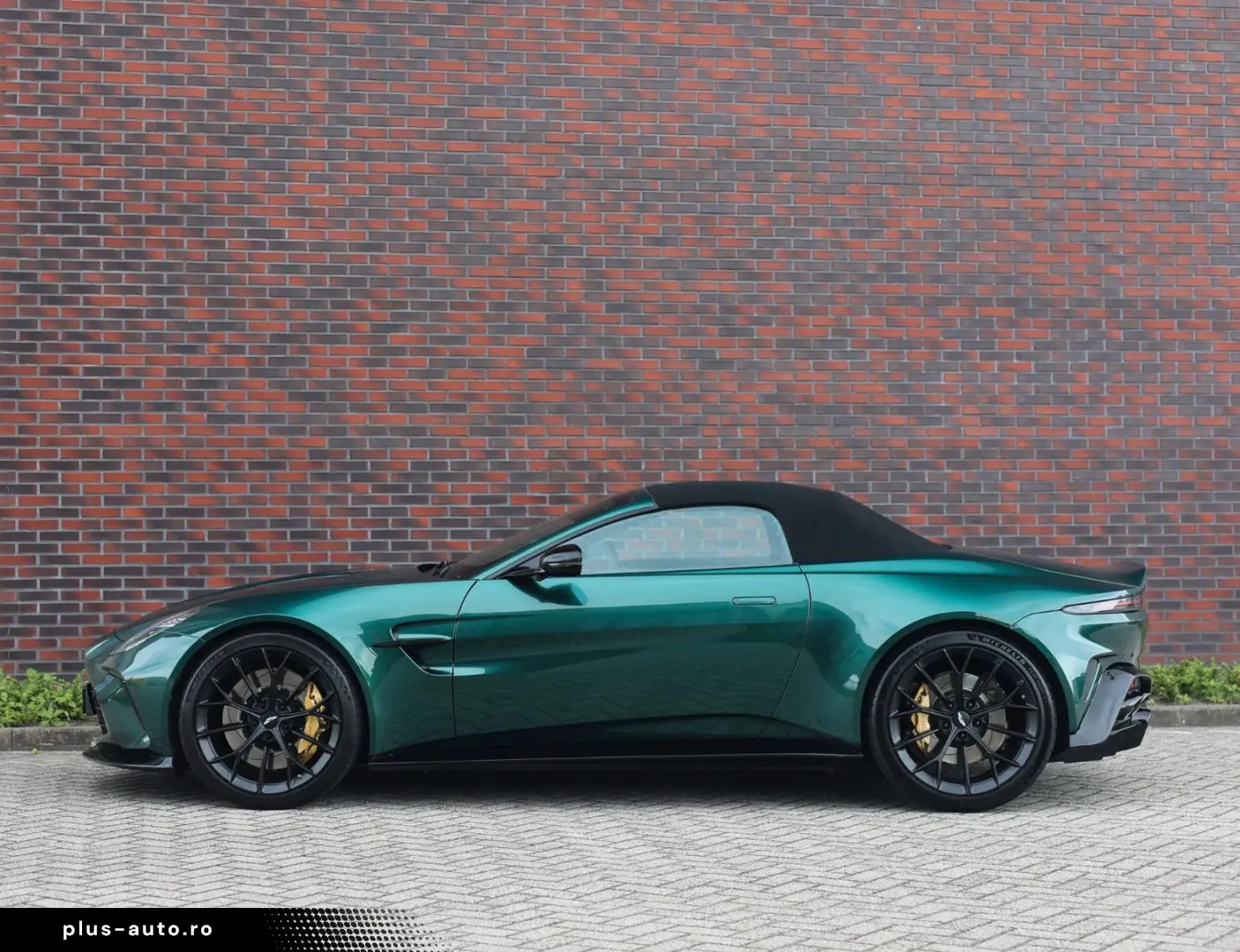 ASTON MARTIN Vantage Roadster 4.0 V8   Malachite - B&W