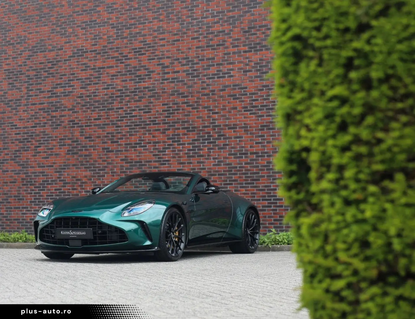 ASTON MARTIN Vantage Roadster 4.0 V8   Malachite - B&W