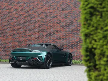 ASTON MARTIN Vantage Roadster 4.0 V8   Malachite - B&W