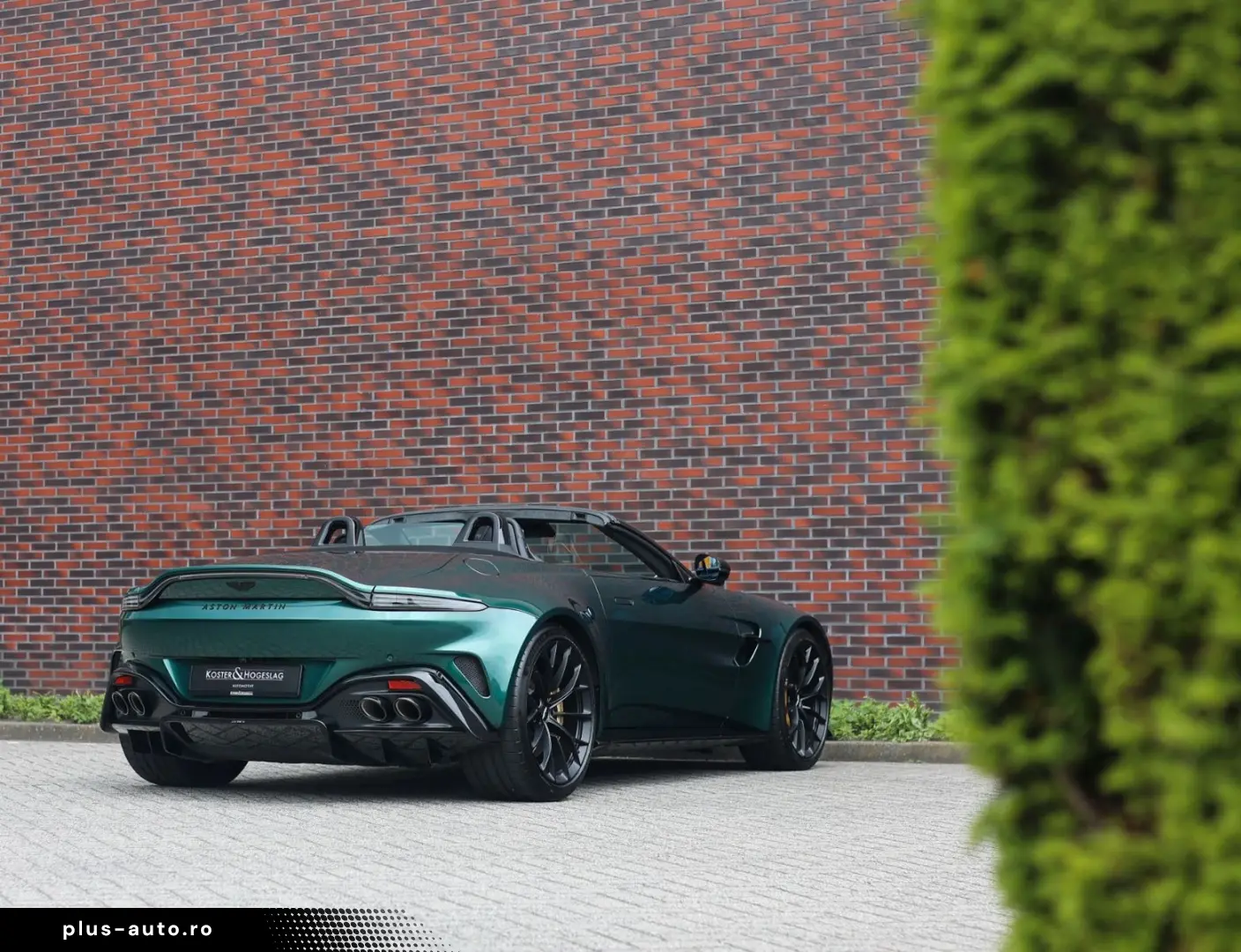 ASTON MARTIN Vantage Roadster 4.0 V8   Malachite - B&W