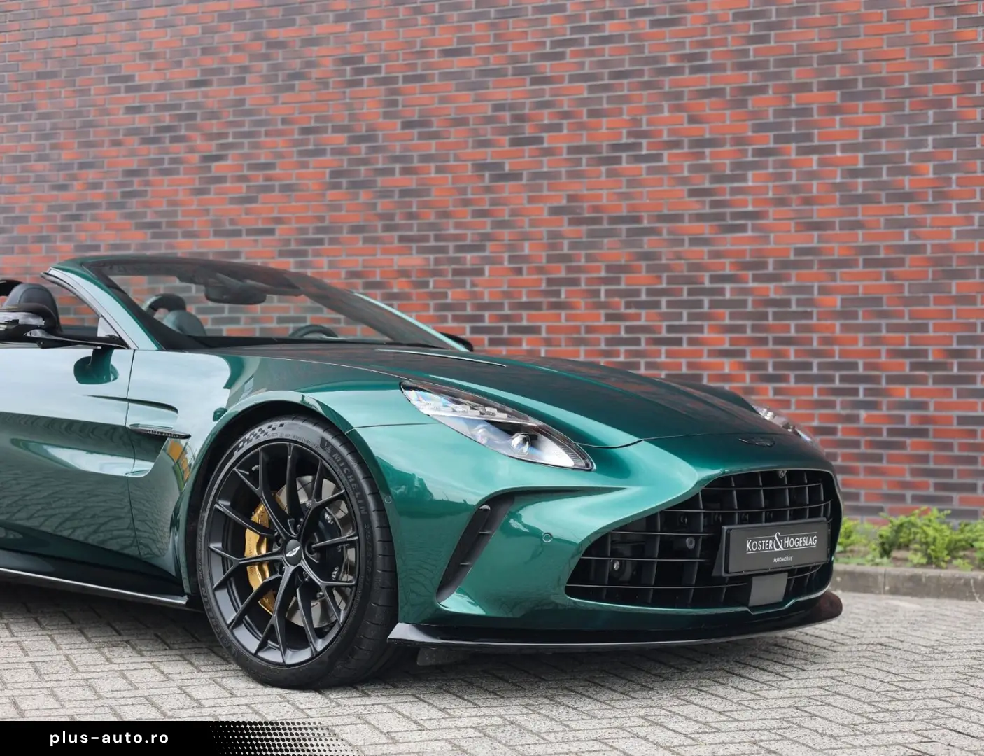 ASTON MARTIN Vantage Roadster 4.0 V8   Malachite - B&W