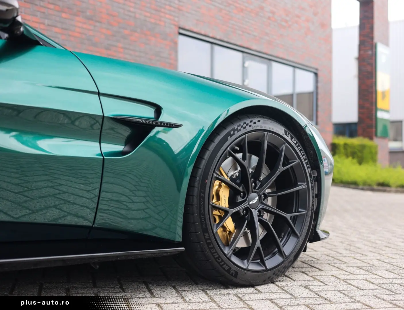 ASTON MARTIN Vantage Roadster 4.0 V8   Malachite - B&W
