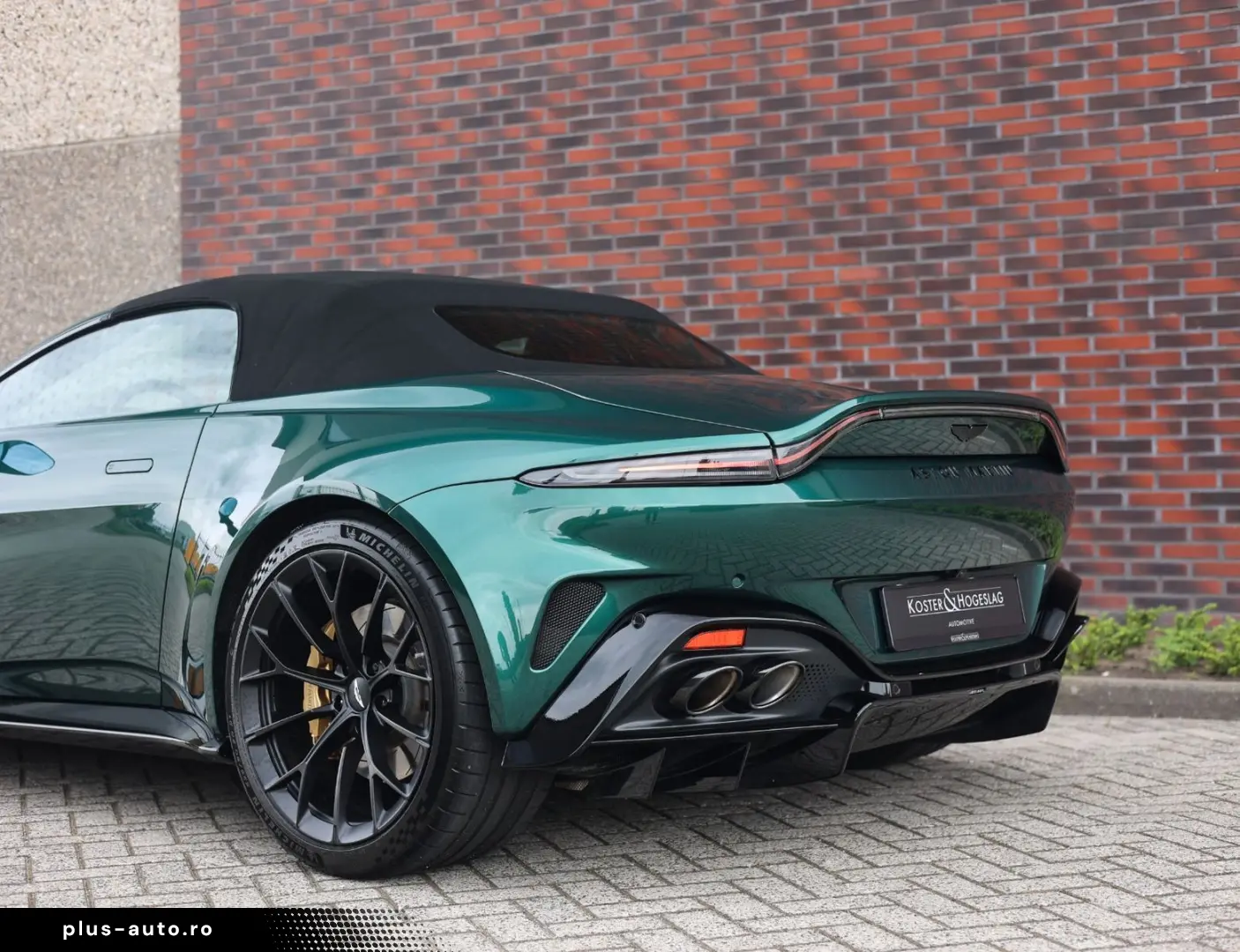 ASTON MARTIN Vantage Roadster 4.0 V8   Malachite - B&W