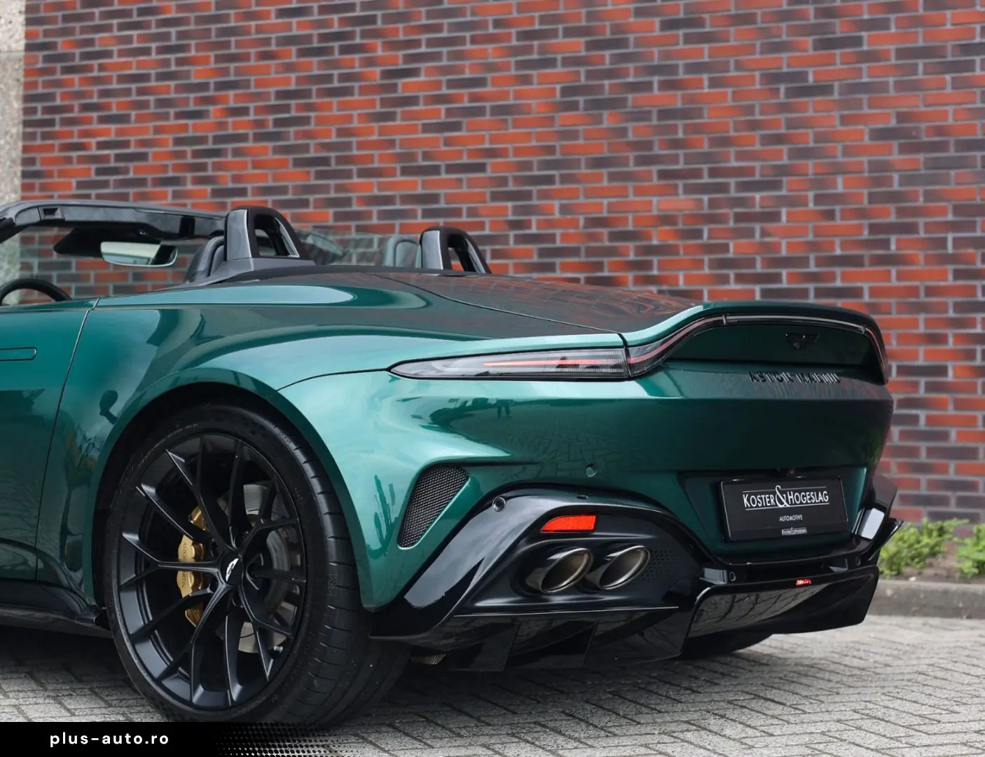 ASTON MARTIN Vantage Roadster 4.0 V8   Malachite - B&W