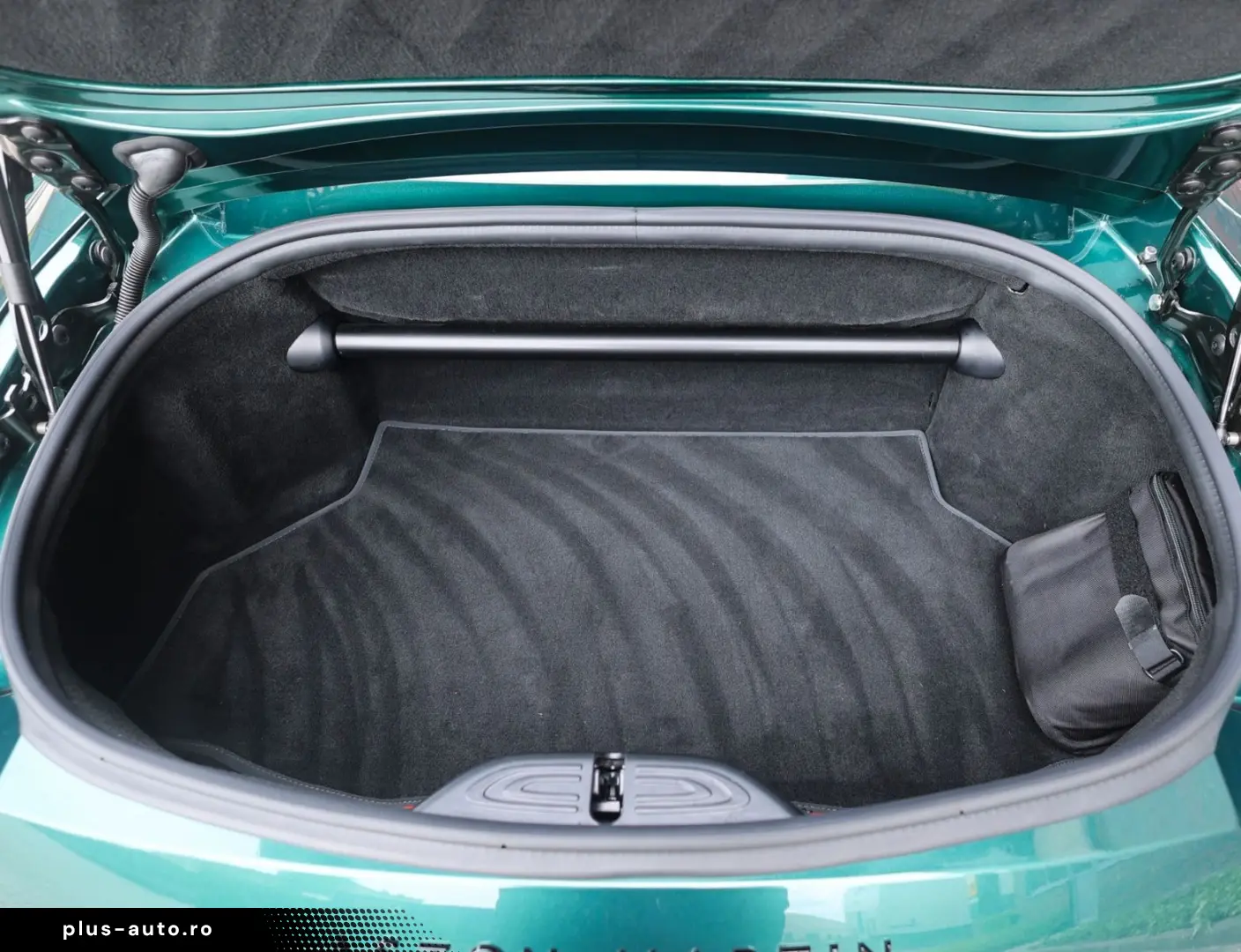 ASTON MARTIN Vantage Roadster 4.0 V8   Malachite - B&W