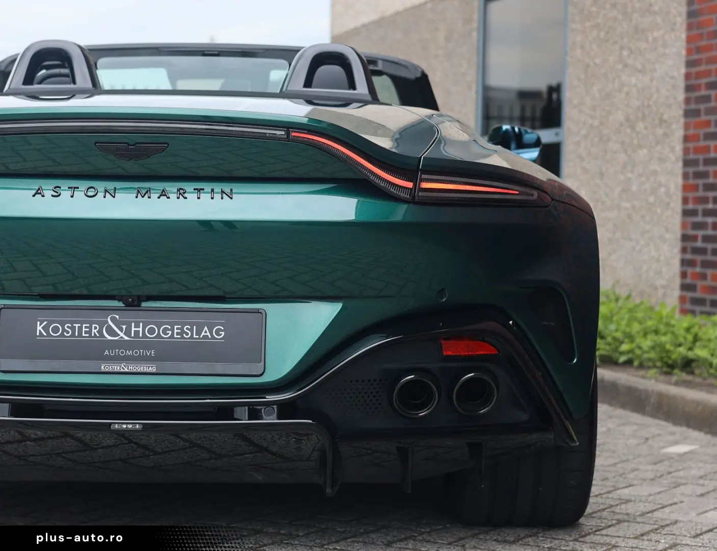ASTON MARTIN Vantage Roadster 4.0 V8   Malachite - B&W