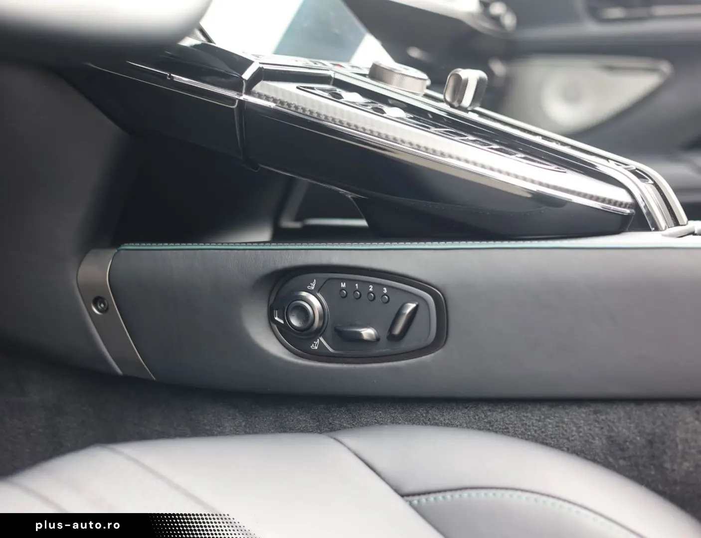 ASTON MARTIN Vantage Roadster 4.0 V8   Malachite - B&W