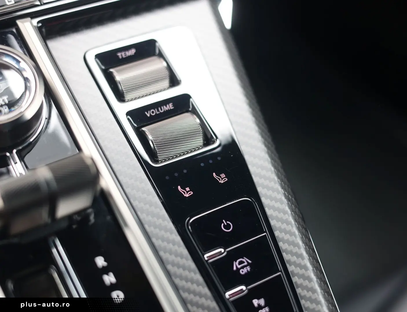 ASTON MARTIN Vantage Roadster 4.0 V8   Malachite - B&W