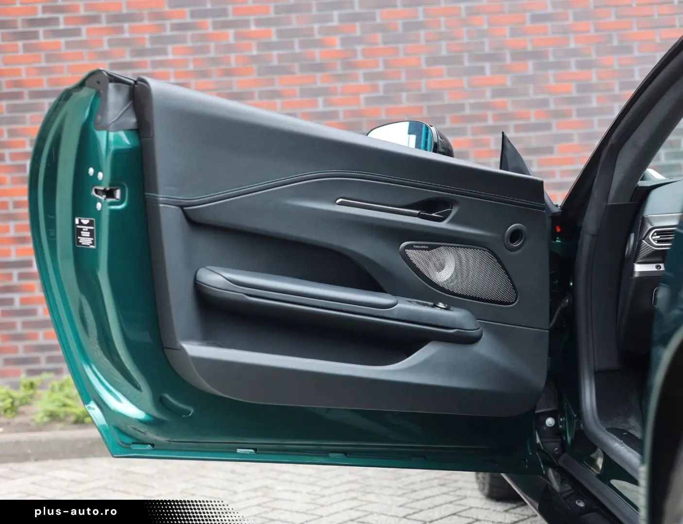 ASTON MARTIN Vantage Roadster 4.0 V8   Malachite - B&W