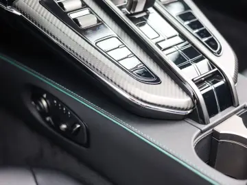 ASTON MARTIN Vantage Roadster 4.0 V8   Malachite - B&W