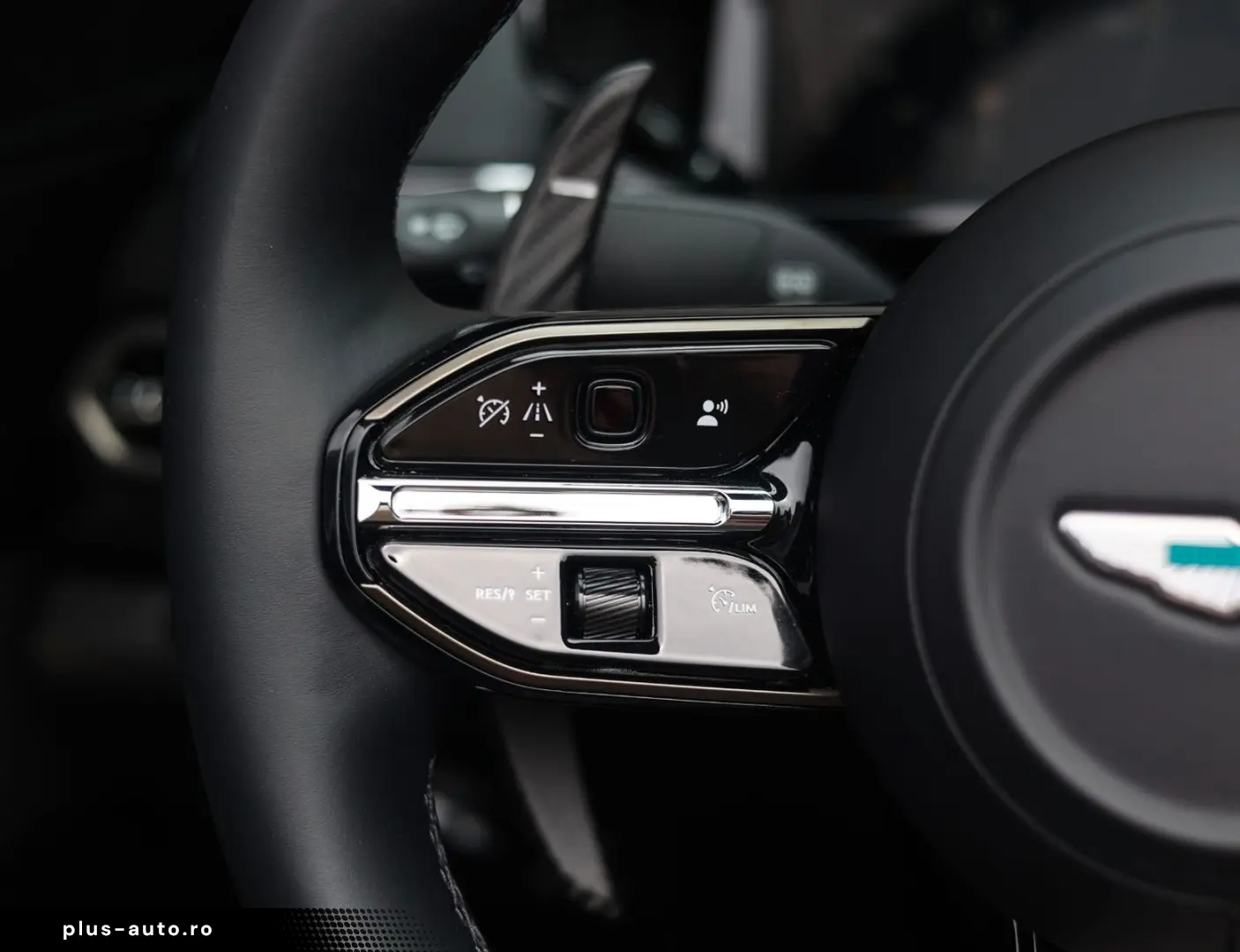 ASTON MARTIN Vantage Roadster 4.0 V8   Malachite - B&W