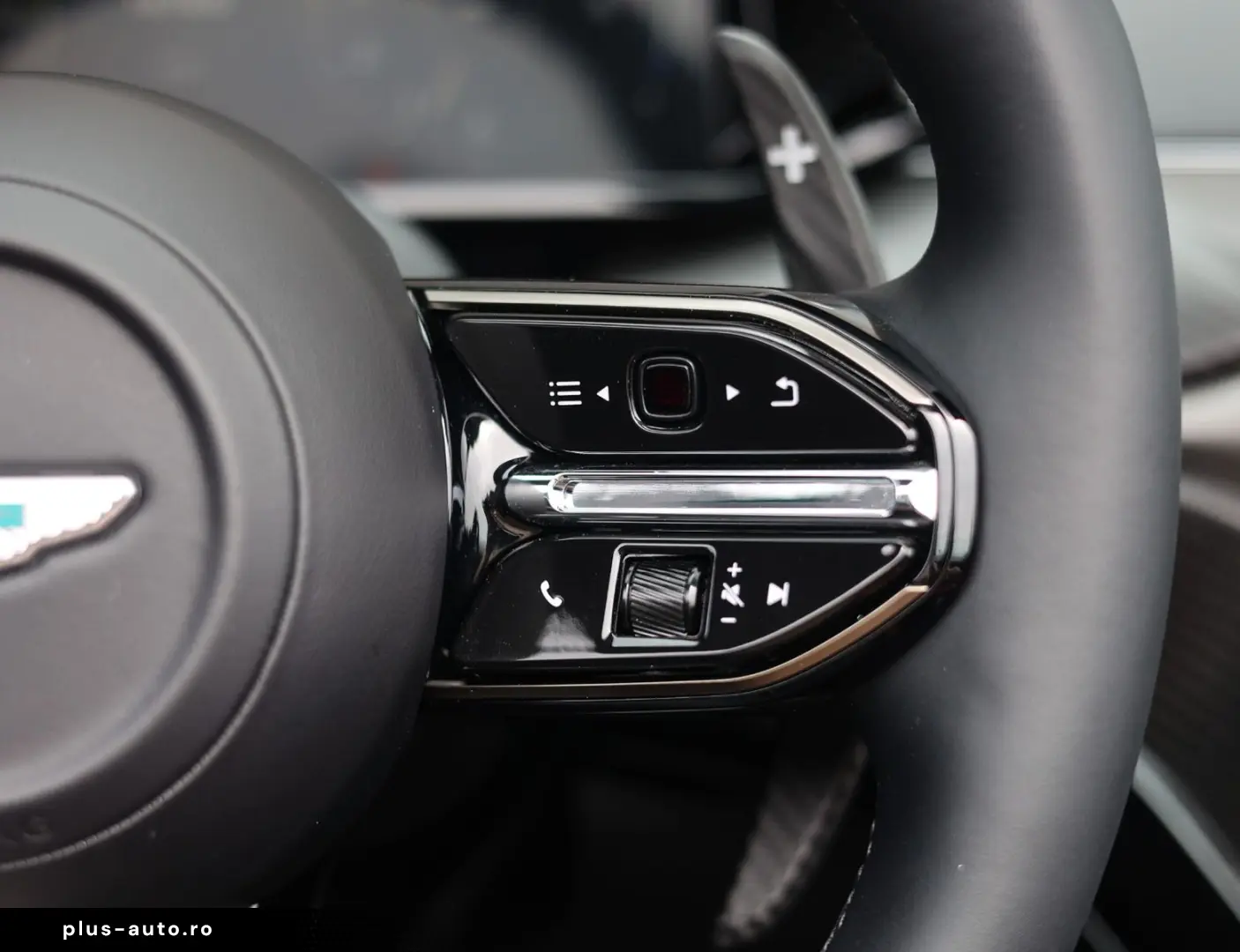 ASTON MARTIN Vantage Roadster 4.0 V8   Malachite - B&W