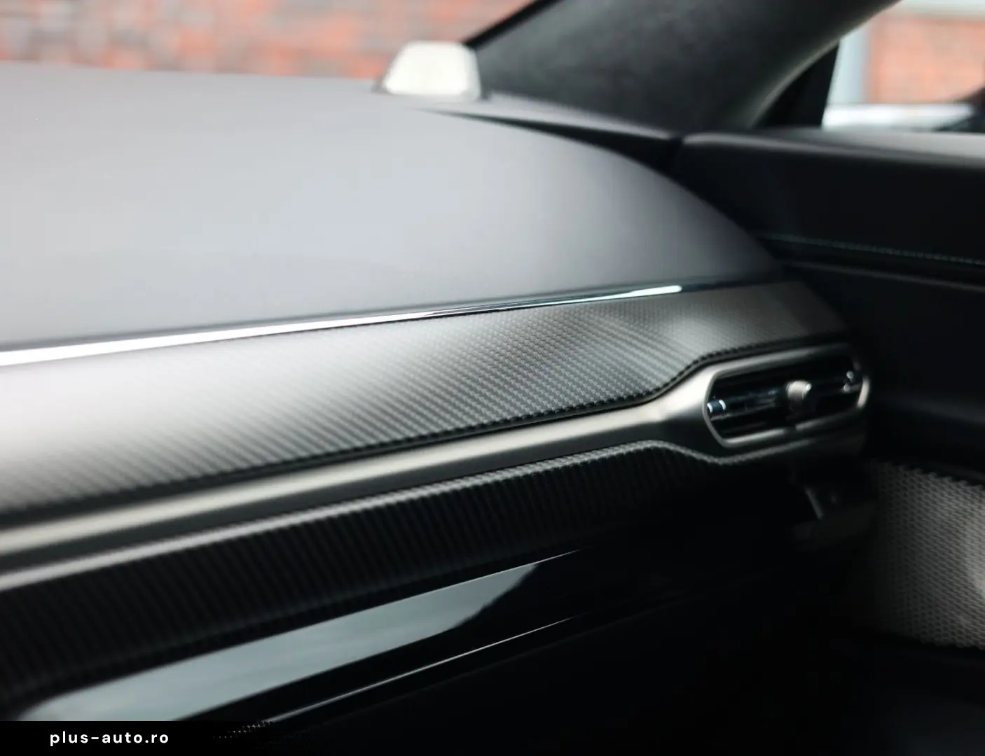 ASTON MARTIN Vantage Roadster 4.0 V8   Malachite - B&W
