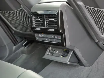 VW Touareg 3.0 TDI R-Line Pano AHK DYNAUDIO Massage