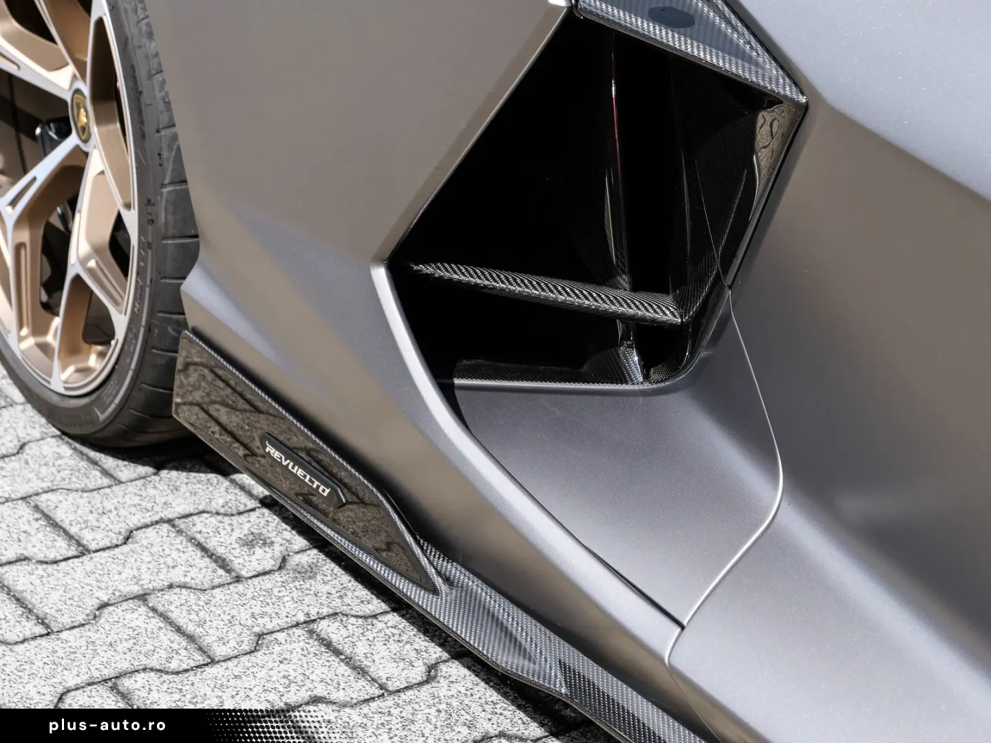 LAMBORGHINI Revuelto 2025 — imagine 12