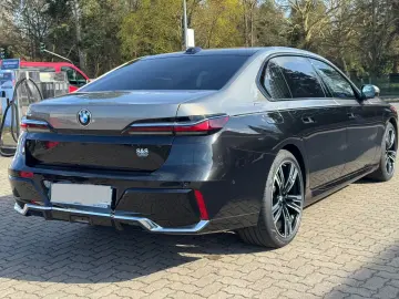 BMW 740 7 740 d xDrive M Sport Two Tone TV