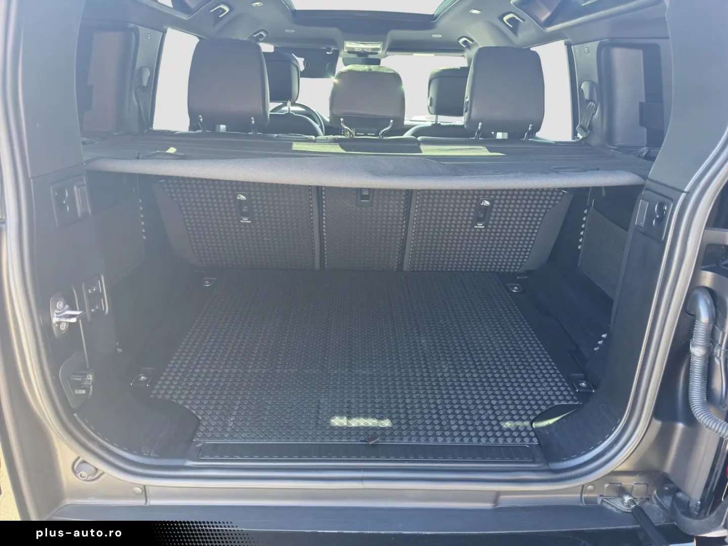 LAND ROVER Defender 110 D300 X-Dynamic HSE Heap-Up Matrix