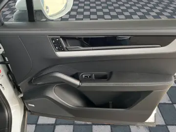 PORSCHE Cayenne Coupe E-Hyb PDCC Hinterachs SItzbelüft.