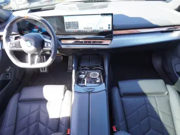 BMW i5 M60 xDrive Lim. NAVI LED ACC PANO BW VOLL
