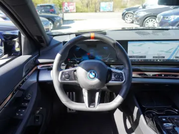 BMW i5 M60 xDrive Lim. NAVI LED ACC PANO BW VOLL