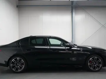 BMW 520d M Sport PRO PANO AHK CARBON 360 B&W HUD