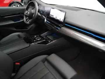 BMW 520d M Sport PRO PANO AHK CARBON 360 B&W HUD