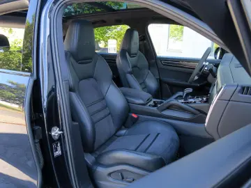 PORSCHE Cayenne GTS 4.0 V8 PDCC Matrix Pano AHK Luftfed.