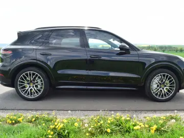 PORSCHE Cayenne Turbo SportDesign 18-W. Pano Chrono 4RL