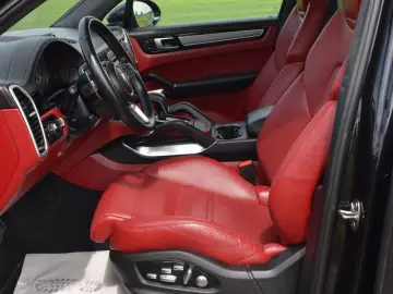 PORSCHE Cayenne Turbo SportDesign 18-W. Pano Chrono 4RL
