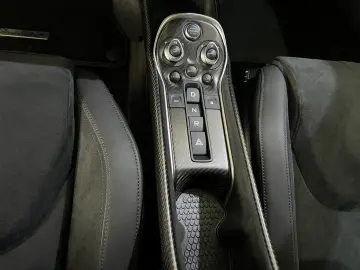 MCLAREN 600LT Carbon Lift Kamera Keramik Navigation LED