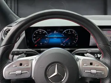 MERCEDES-BENZ GLA 200 4MATIC  AMG Night MBUX Sportau…