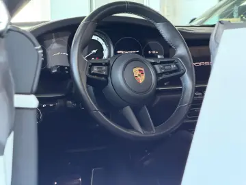 PORSCHE 992 Cabrio 4