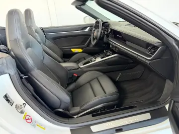 PORSCHE 992 Cabrio 4