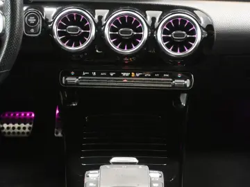 MERCEDES-BENZ CLA 200 AMG LINE PANO KAMERA BURM M-BEAM